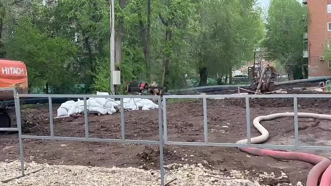 Продолжаются аварийно-восстановительные работы на главном самотечном коллекторе по улице Менделеева.