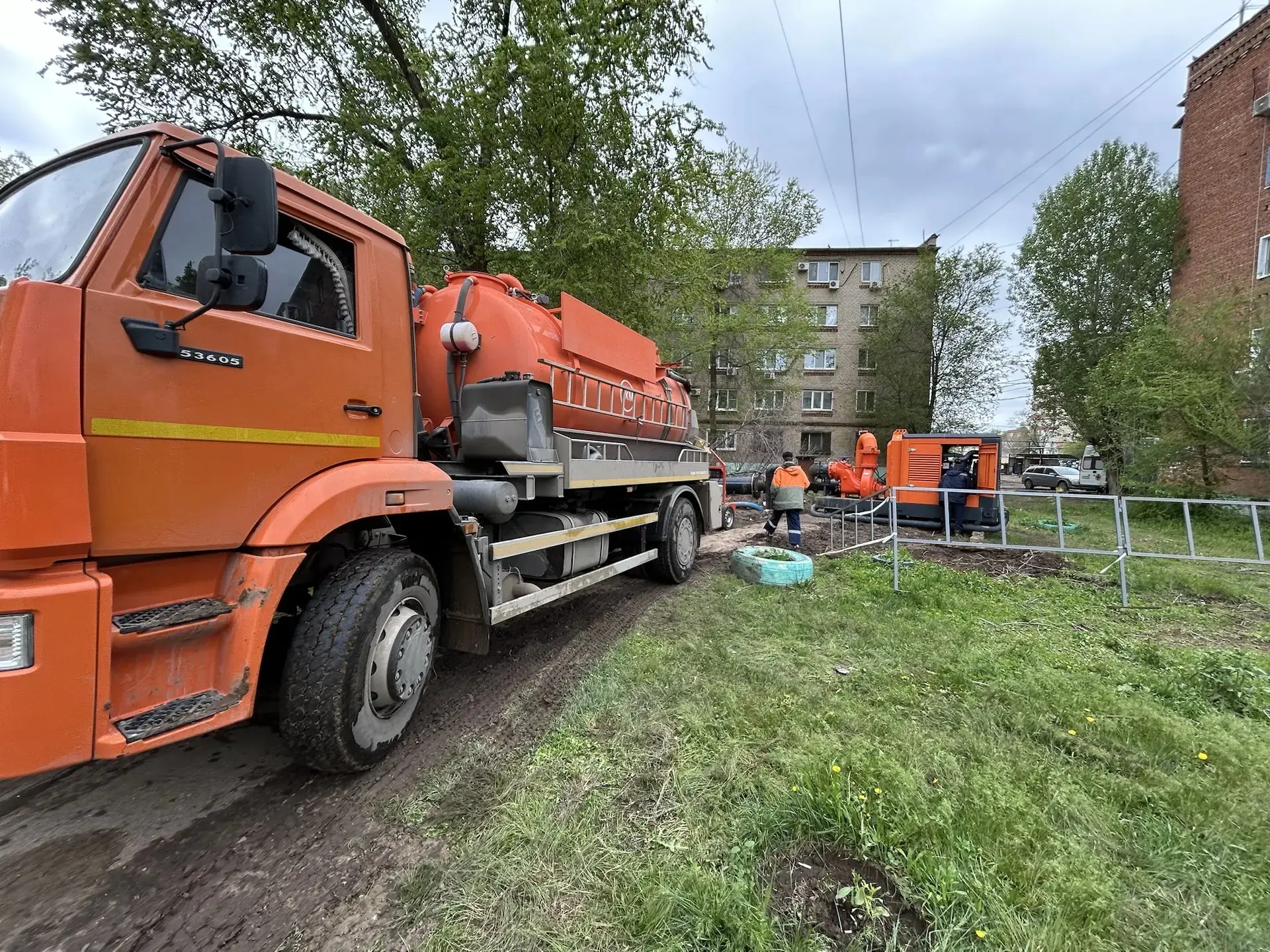 Продолжаются аварийно-восстановительные работы на главном самотечном коллекторе по улице Менделеева. Продолжаются аварийно-восстановительные работы на главном самотечном коллекторе по улице Менделеева.