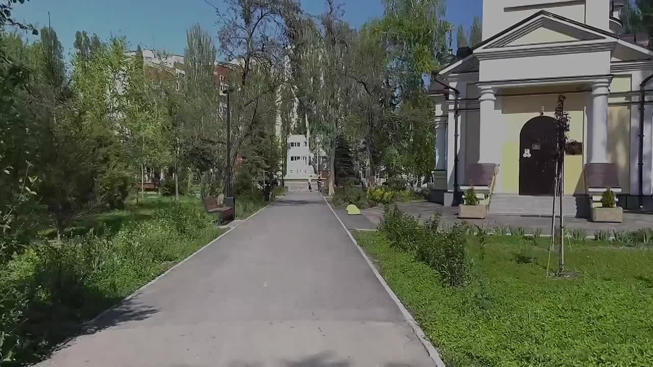 В рамках объезда оценил ход работ на одной из центральных магистралей Саратова, на улице Чапаева в районе Ильинской площади