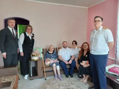 Сотрудники следственного управления поздравили с Днём Победы участницу Великой Отечественной войны Анну Павловну Родькину
