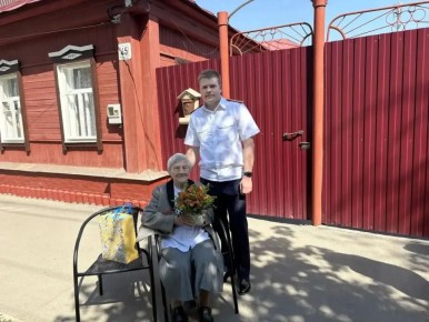 Сотрудники следственного управления СК Российской Федерации по Саратовской области поздравили труженицу тыла Валентину Михайловну Бакурскую с Днём Победы