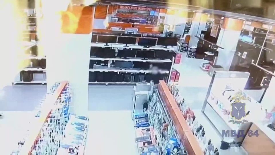 В Энгельсе пенсионерка похитила смартфон из магазина