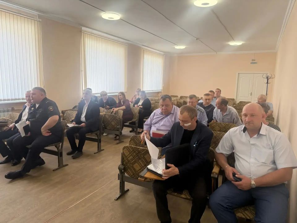 Заместитель прокурора области Дмитрий Симанович провел рабочее совещание в администрации Перелюбского района по вопросам исполнения законодательства о межнациональных отношениях, противодействии экстремизму и терроризму. Заместитель прокурора области Дмитрий Симанович провел рабочее совещание в администрации Перелюбского района по вопросам исполнения законодательства о межнациональных отношениях, противодействии экстремизму и терроризму.