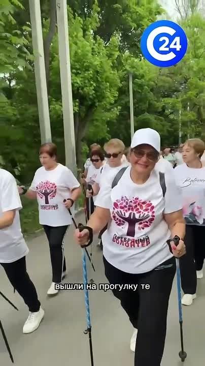 Старшее поколение поселка Соколовый вышло на свежий воздух для участия в ежегодной акции по скандинавской ходьбе