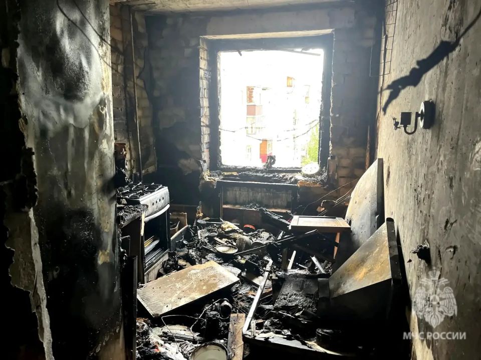 В центре Саратова из огня вытащили двух женщин