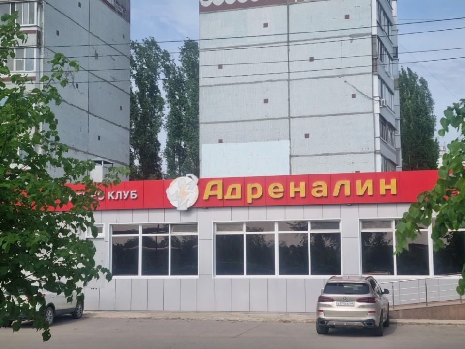 Управляющая компания закрасила несанкционированные надписи на многоквартирных домах