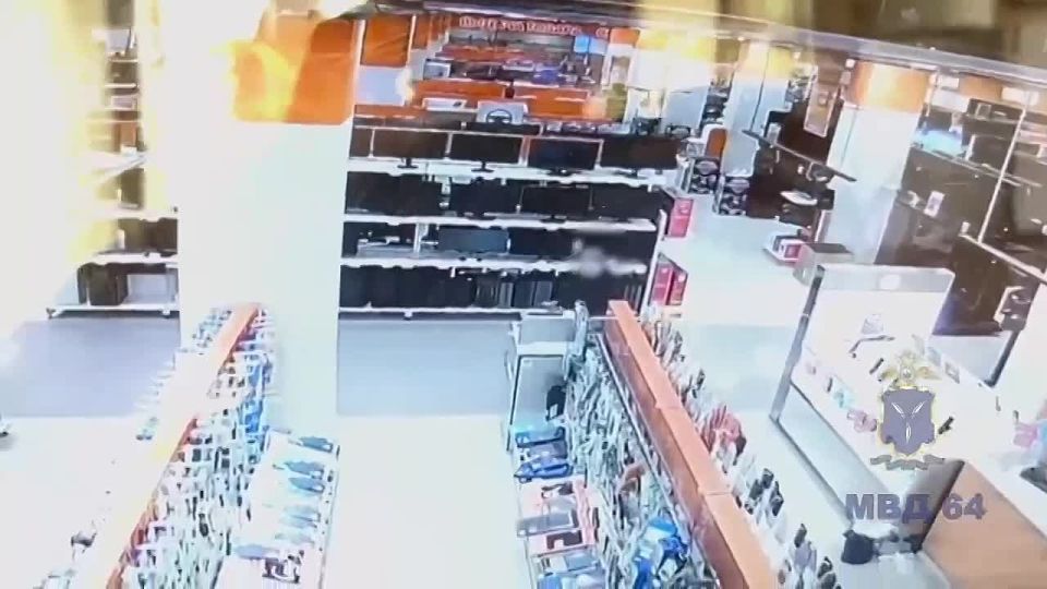 Пенсионерка из Энгельса стащила телефон за 27 тысяч и попалась