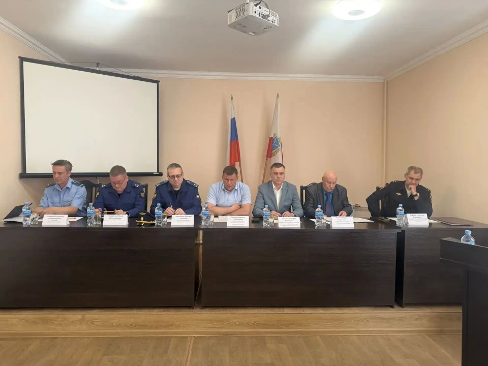 Заместитель прокурора области Дмитрий Симанович провел рабочее совещание в администрации Перелюбского района по вопросам исполнения законодательства о межнациональных отношениях, противодействии экстремизму и терроризму.