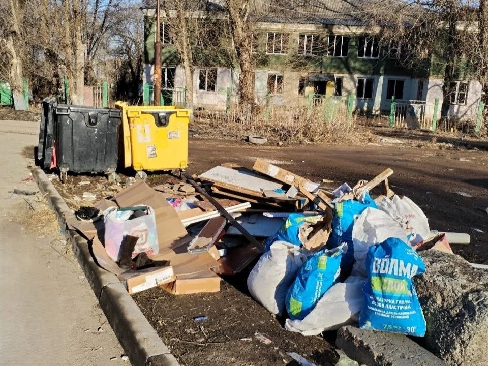 Саратовцам объяснили, куда девать мусор после ремонта
