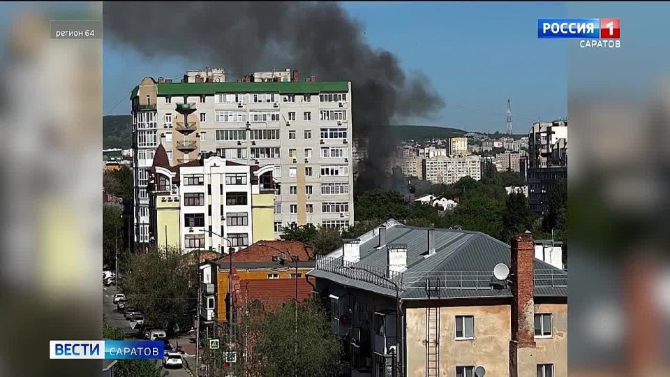 В Саратове семь пожарных расчетов тушат нежилой дом
