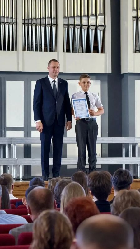 Одаренные энгельсские школьникам получили Губернаторские премии Одаренные энгельсские школьникам получили Губернаторские премии