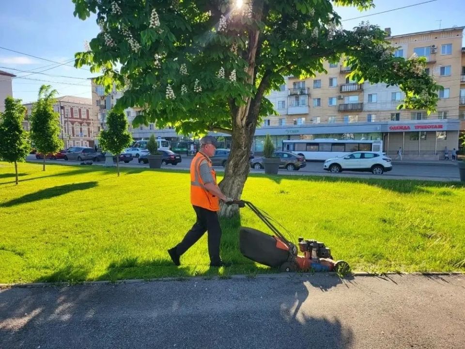 Продолжаются работы по благоустройству Продолжаются работы по благоустройству
