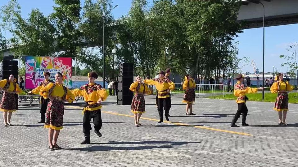 Прямо сейчас на набережной у моста Победы концертная программа творческих коллективов Балаково