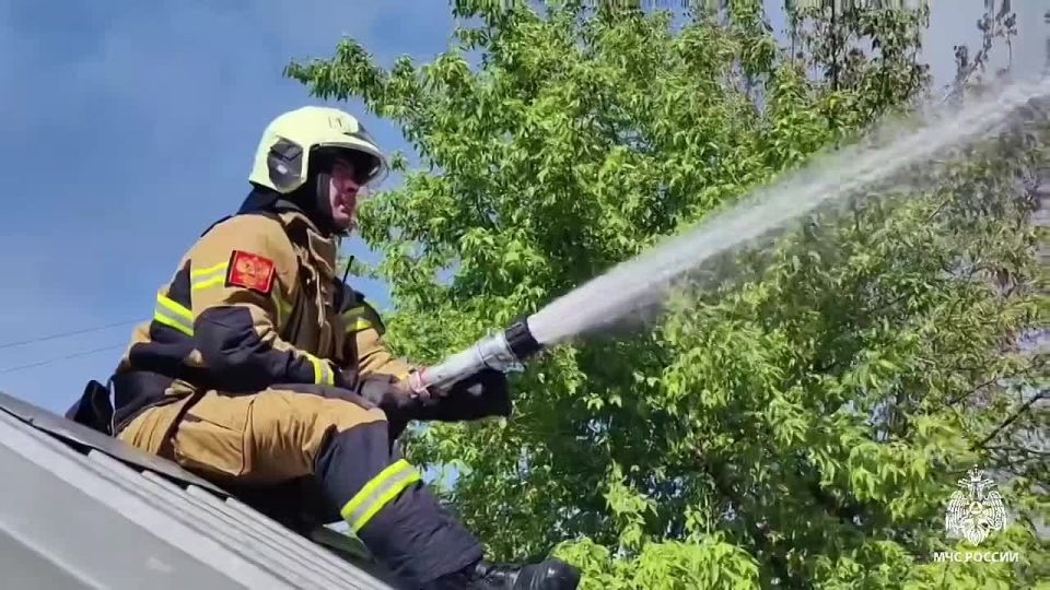 В эти минуты пожарные ликвидируют загорание в центре Саратова