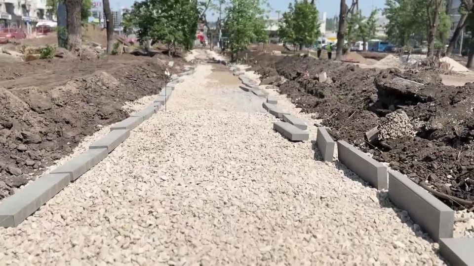 Совместно с представителем заказчика и подрядной организации осмотрел ход реконструкции бульвара на улице Астраханской, где в рамках проекта Председателя Государственной Думы Вячеслава Викторовича Володина «Новые парки и...