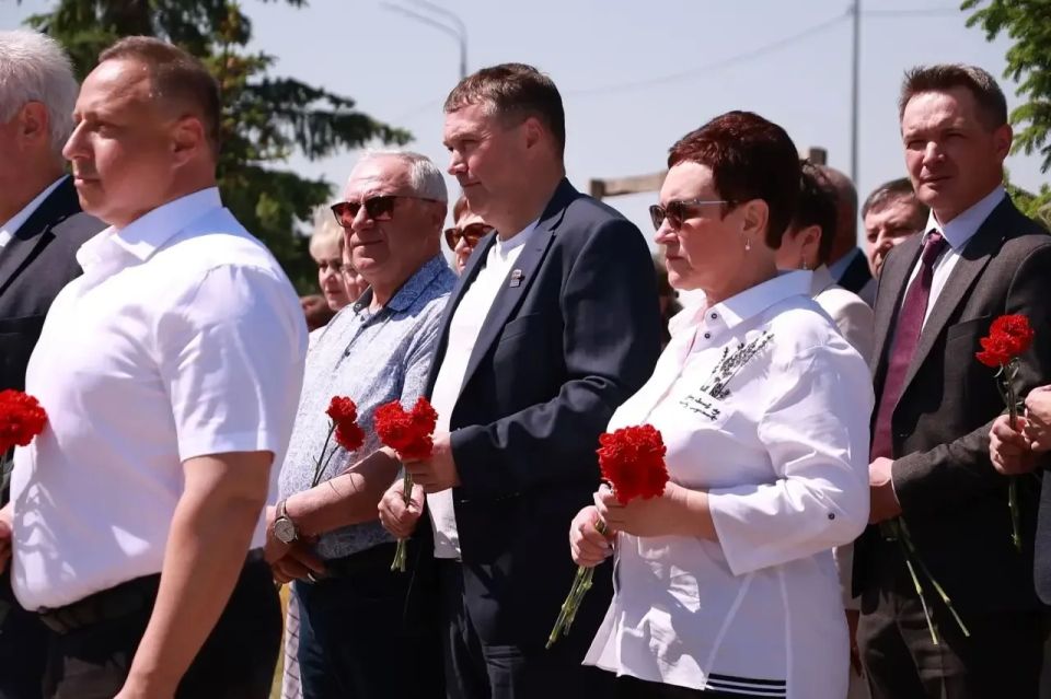 Депутаты почтили память легендарного политрука Василия Клочкова Депутаты почтили память легендарного политрука Василия Клочкова