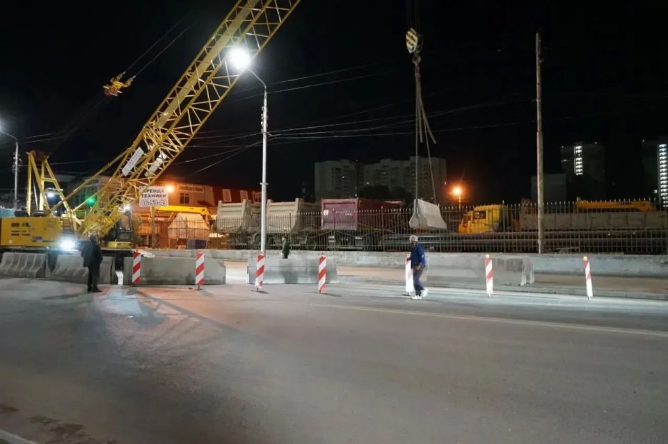 Ново-Астраханское шоссе закрыли для проезда из-за строительства моста Ново-Астраханское шоссе закрыли для проезда из-за строительства моста