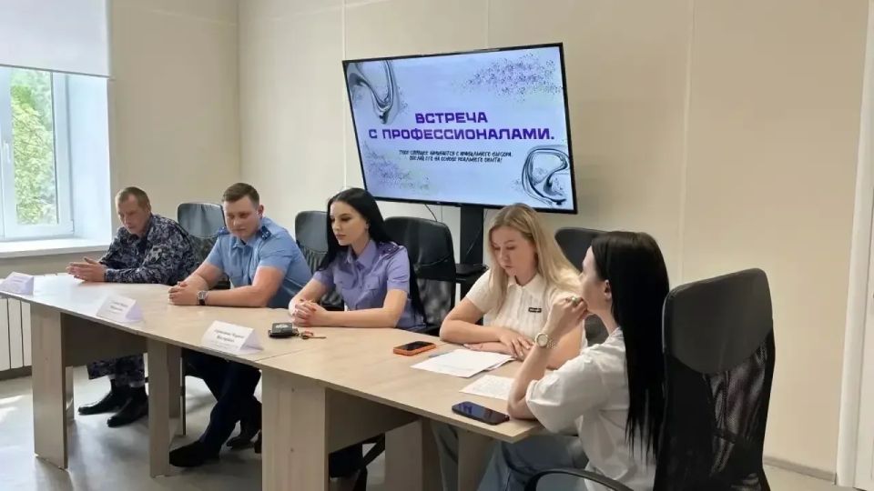 Прокуратура города Балашова приняла участие на базе МБУ МО г. Балашов «Центр молодежных инициатив» во «Встрече с профессионалами», которая посвящена теме службы в правоохранительных органах Прокуратура города Балашова приняла участие на базе МБУ МО г. Балашов «Центр молодежных инициатив» во «Встрече с профессионалами», которая посвящена теме службы в правоохранительных органах