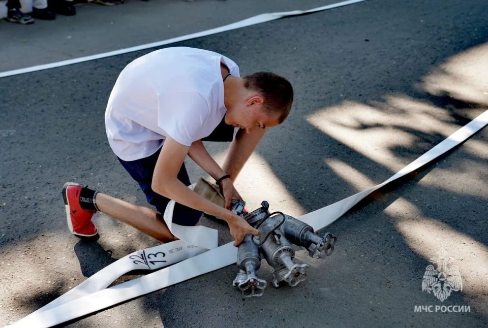 В Балакове профессиональные огнеборцы и школьники соревновались в пожарно-спасательном спорте В Балакове профессиональные огнеборцы и школьники соревновались в пожарно-спасательном спорте
