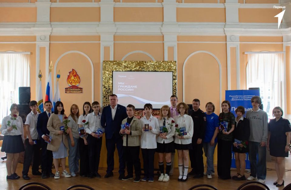 Саратовские школьники получили свои первые паспорта в рамках акции #МыГражданеРоссии