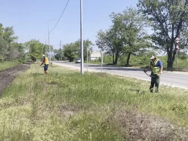 Продолжаются работы по благоустройству Продолжаются работы по благоустройству