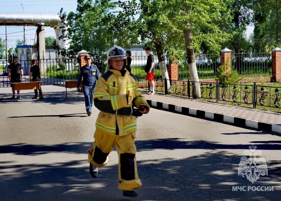 В Балакове профессиональные огнеборцы и школьники соревновались в пожарно-спасательном спорте