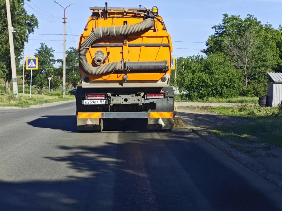 Сотрудники «Комбината благоустройства» ежедневно поддерживают чистоту и порядок на улицах Балакова Сотрудники «Комбината благоустройства» ежедневно поддерживают чистоту и порядок на улицах Балакова