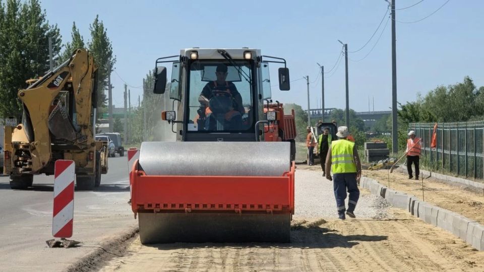 Около пляжа в 7-ом микрорайоне начали обустраивать парковку Около пляжа в 7-ом микрорайоне начали обустраивать парковку