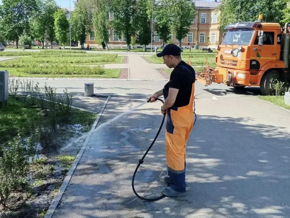 Продолжаются работы по благоустройству Продолжаются работы по благоустройству
