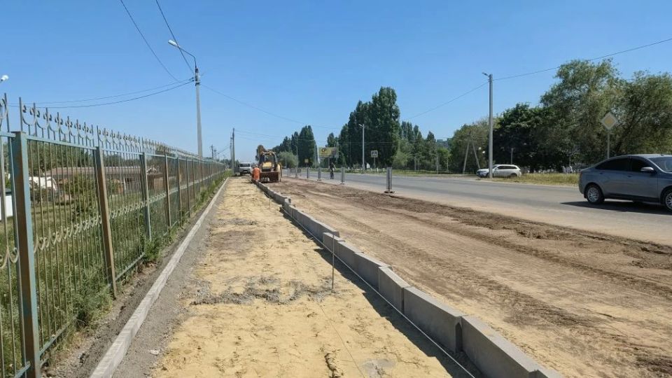 Около пляжа в 7-ом микрорайоне начали обустраивать парковку Около пляжа в 7-ом микрорайоне начали обустраивать парковку