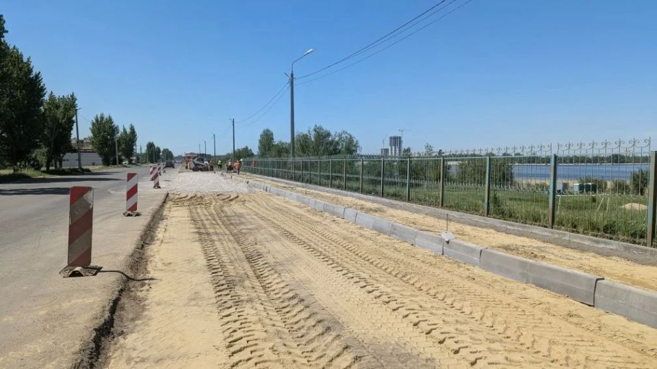 Около пляжа в 7-ом микрорайоне начали обустраивать парковку Около пляжа в 7-ом микрорайоне начали обустраивать парковку