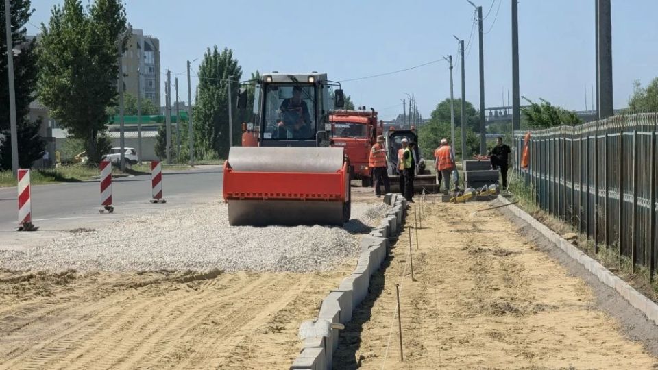 Около пляжа в 7-ом микрорайоне начали обустраивать парковку Около пляжа в 7-ом микрорайоне начали обустраивать парковку