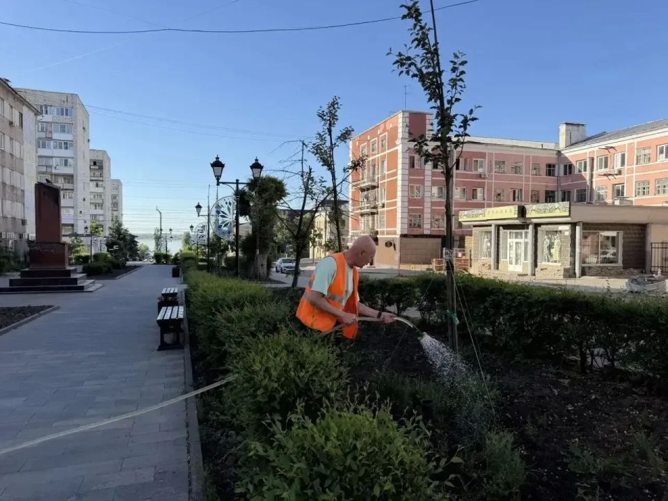 Продолжаются работы по благоустройству Продолжаются работы по благоустройству