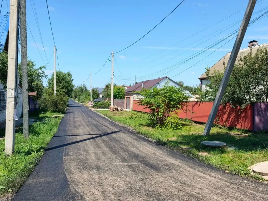 В Балаково дорожники приступили к укладке асфальта на проезде от улицы Комарова к ДЮСШ «Юность» В Балаково дорожники приступили к укладке асфальта на проезде от улицы Комарова к ДЮСШ «Юность»