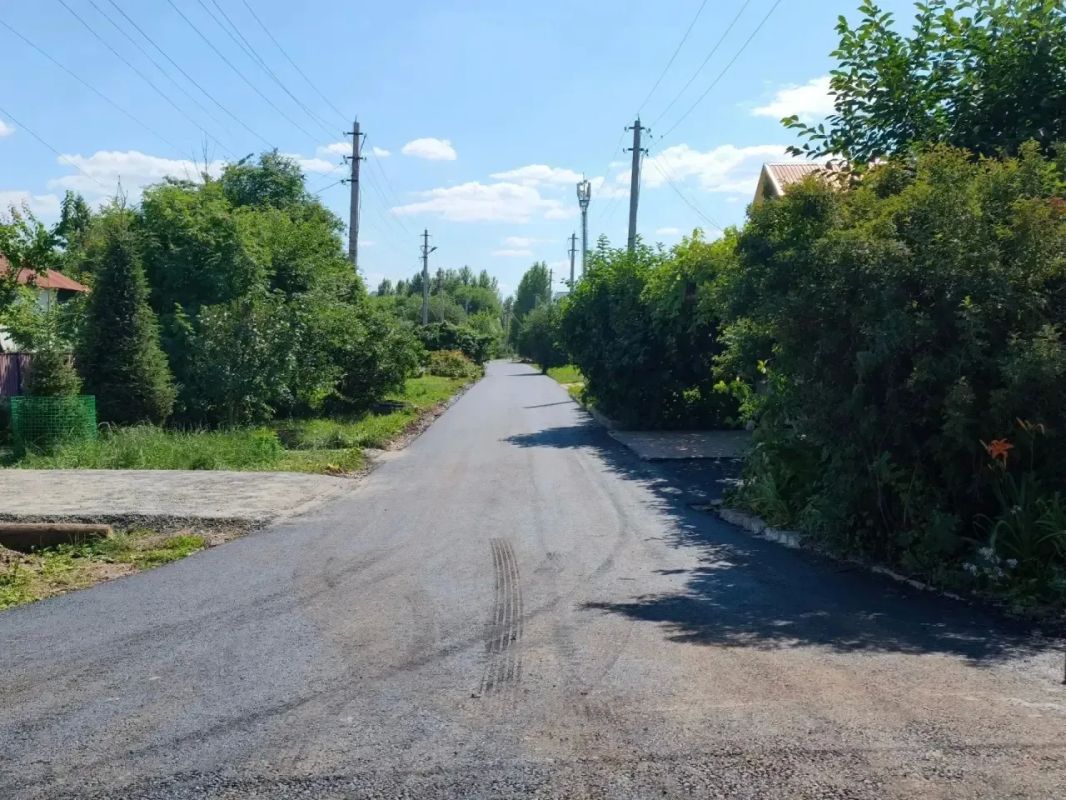 В Балаково дорожники приступили к укладке асфальта на проезде от улицы Комарова к ДЮСШ «Юность» В Балаково дорожники приступили к укладке асфальта на проезде от улицы Комарова к ДЮСШ «Юность»