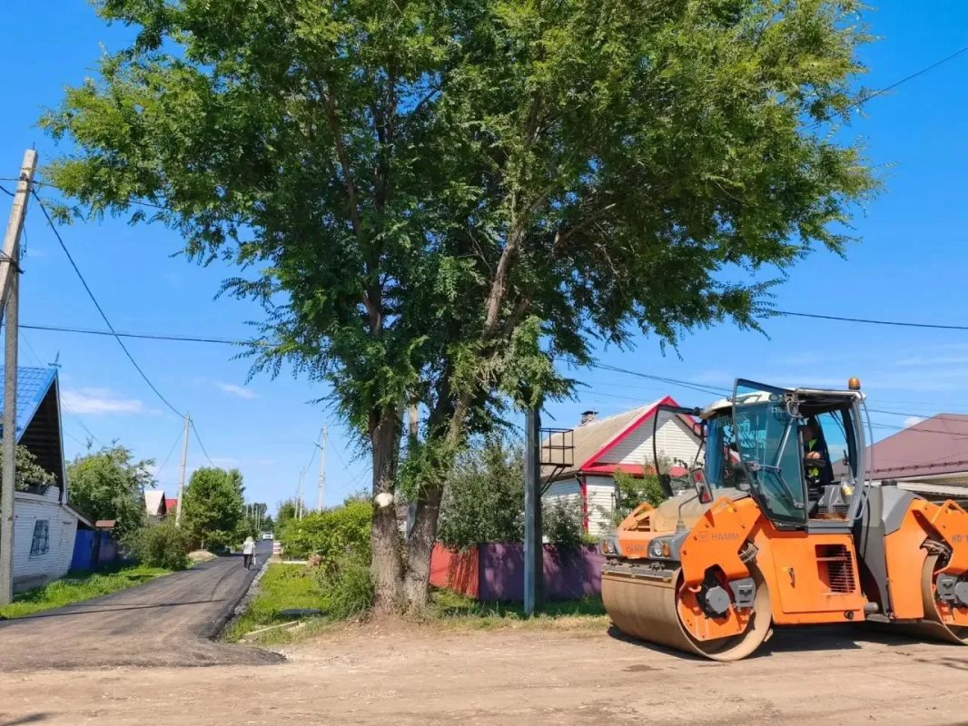 В Балаково дорожники приступили к укладке асфальта на проезде от улицы Комарова к ДЮСШ «Юность» В Балаково дорожники приступили к укладке асфальта на проезде от улицы Комарова к ДЮСШ «Юность»