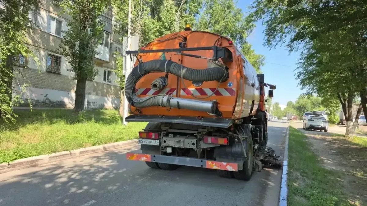 Уборка города. Коммунальные службы осуществляют уборку дорог и тротуаров, мойку и ремонт остановочных павильонов, уход за зелеными зонами, подбор мусора, а также ремонт дорожных знаков и ограждений Уборка города. Коммунальные службы осуществляют уборку дорог и тротуаров, мойку и ремонт остановочных павильонов, уход за зелеными зонами, подбор мусора, а также ремонт дорожных знаков и ограждений