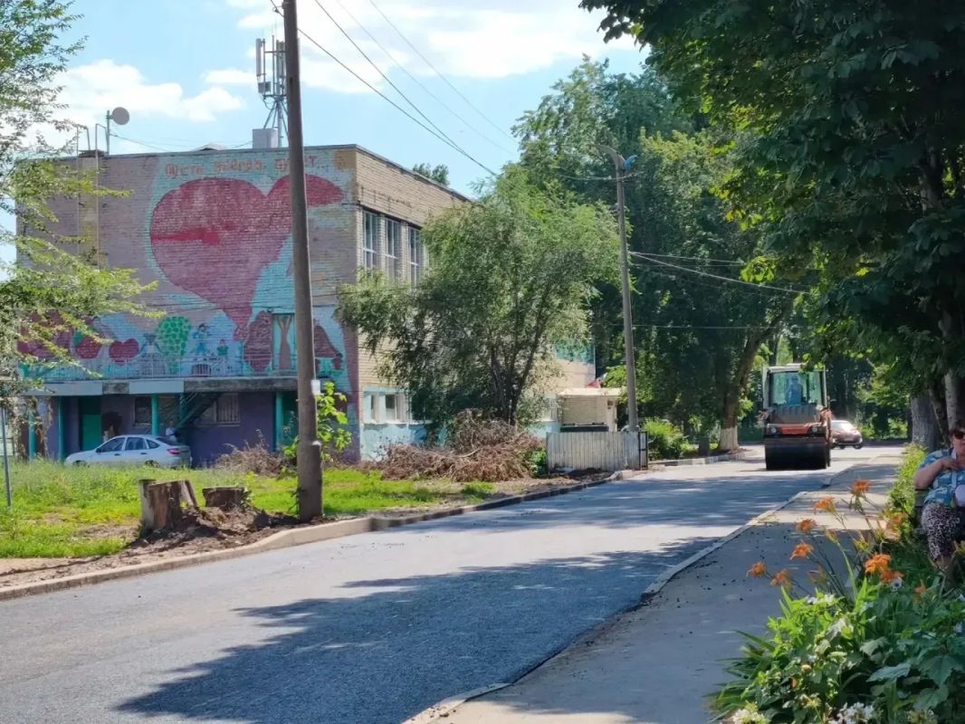 В Балаково дорожники приступили к укладке асфальта на проезде от улицы Комарова к ДЮСШ «Юность» В Балаково дорожники приступили к укладке асфальта на проезде от улицы Комарова к ДЮСШ «Юность»