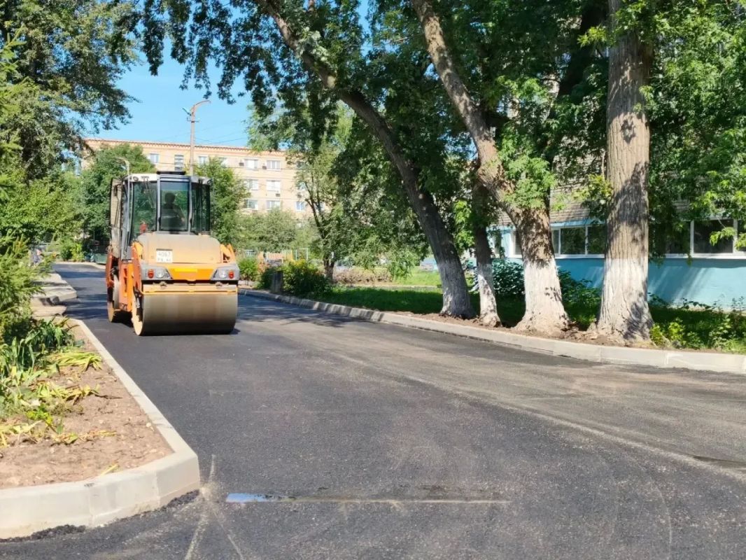 В Балаково дорожники приступили к укладке асфальта на проезде от улицы Комарова к ДЮСШ «Юность» В Балаково дорожники приступили к укладке асфальта на проезде от улицы Комарова к ДЮСШ «Юность»