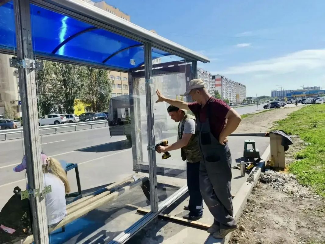 Уборка города. Коммунальные службы осуществляют уборку дорог и тротуаров, мойку и ремонт остановочных павильонов, уход за зелеными зонами, подбор мусора, а также ремонт дорожных знаков и ограждений Уборка города. Коммунальные службы осуществляют уборку дорог и тротуаров, мойку и ремонт остановочных павильонов, уход за зелеными зонами, подбор мусора, а также ремонт дорожных знаков и ограждений