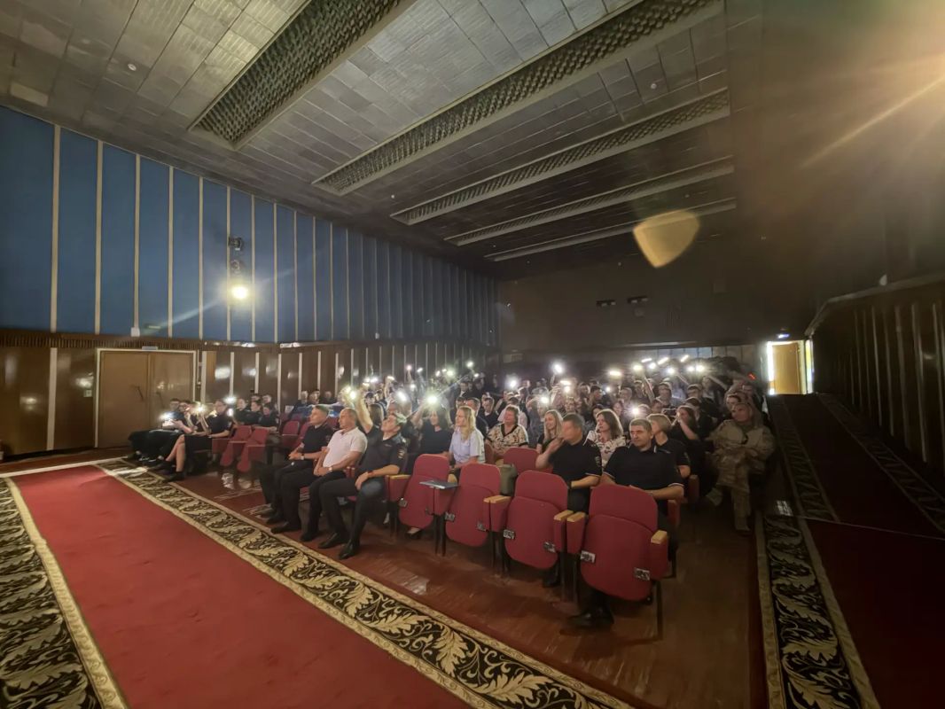 В преддверии Дня семьи, любви и верности в Центре профессиональной подготовки Главного управления МВД России по Саратовской области состоялся праздничный концерт В преддверии Дня семьи, любви и верности в Центре профессиональной подготовки Главного управления МВД России по Саратовской области состоялся праздничный концерт