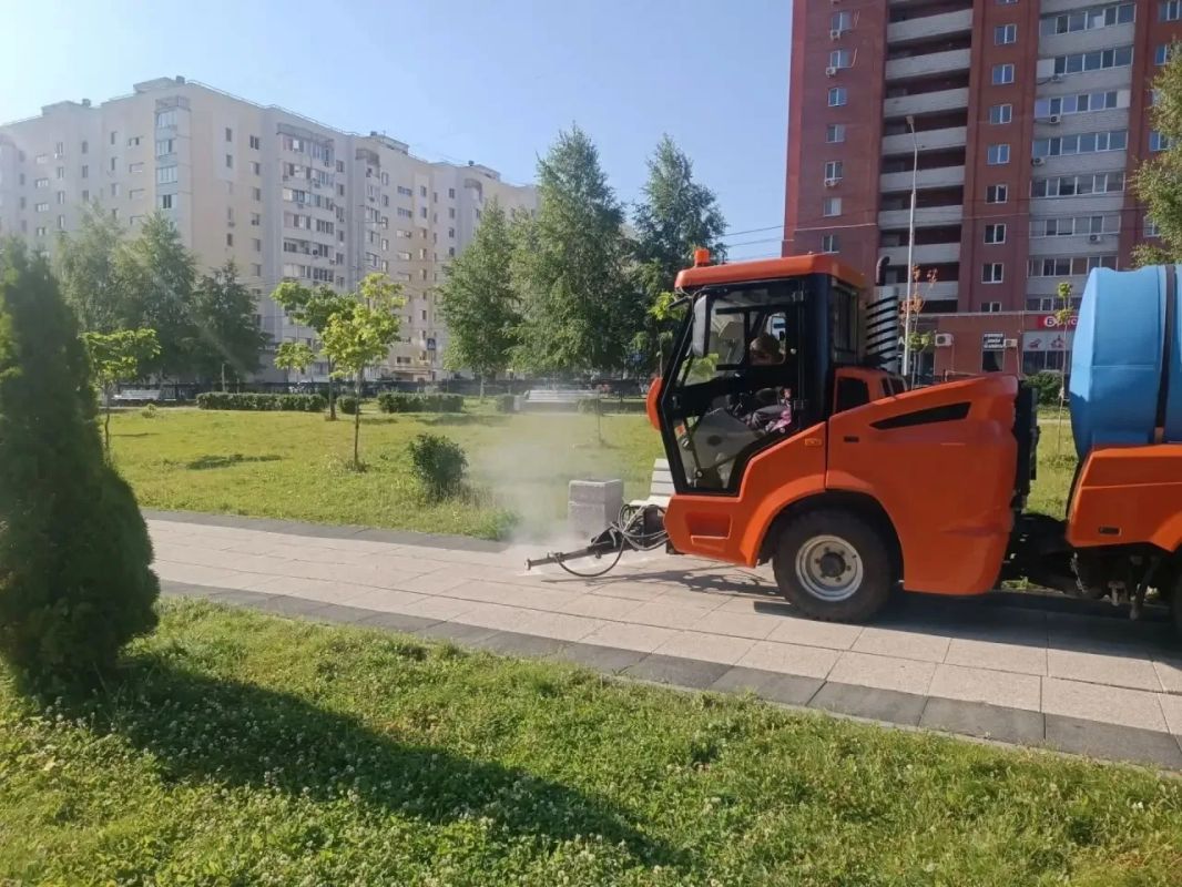 Уборка города. Коммунальные службы осуществляют уборку дорог и тротуаров, мойку и ремонт остановочных павильонов, уход за зелеными зонами, подбор мусора, а также ремонт дорожных знаков и ограждений Уборка города. Коммунальные службы осуществляют уборку дорог и тротуаров, мойку и ремонт остановочных павильонов, уход за зелеными зонами, подбор мусора, а также ремонт дорожных знаков и ограждений