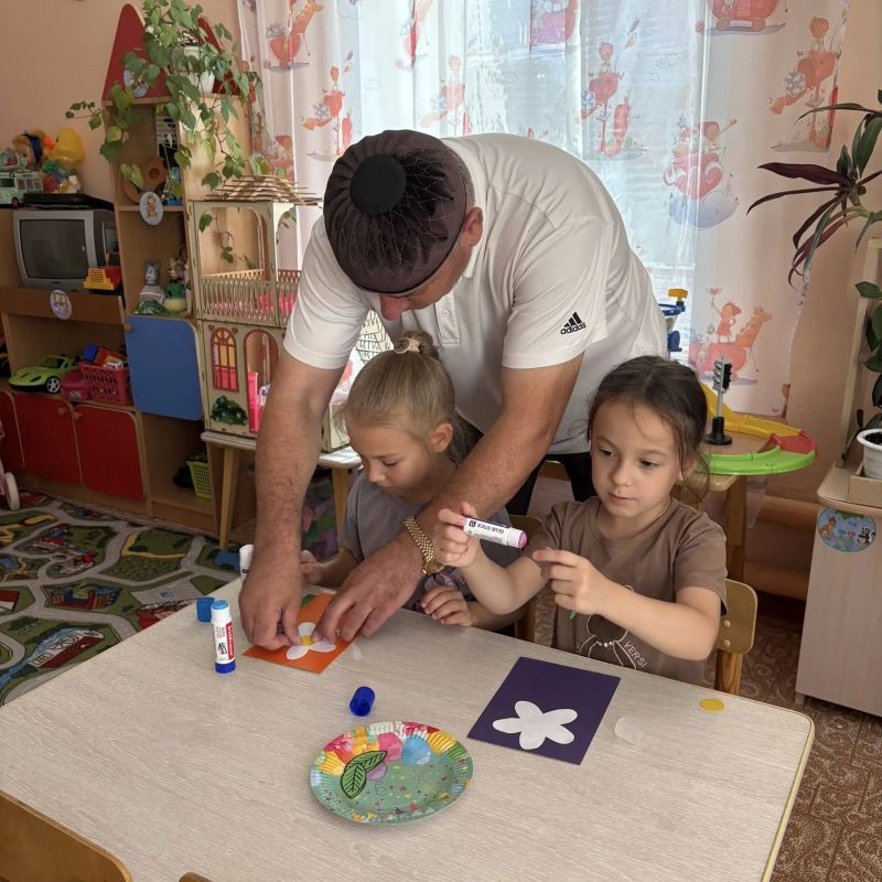 В преддверии Дня семьи, любви и верности сотрудники полиции совместно с председателем Общественного совета при МО МВД России "Новоузенский" организовали для воспитанников детского сада №4 «Дружба» увлекательное мероприятие... В преддверии Дня семьи, любви и верности сотрудники полиции совместно с председателем Общественного совета при МО МВД России "Новоузенский" организовали для воспитанников детского сада №4 «Дружба» увлекательное мероприятие...
