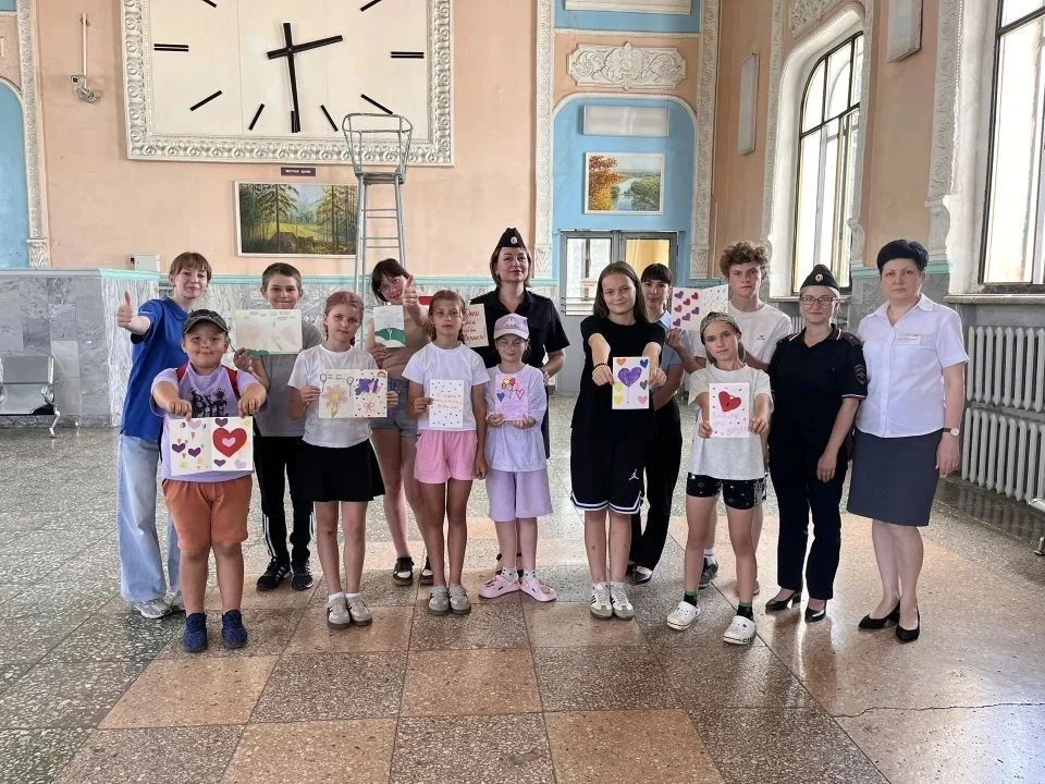 В Ртищево транспортные полицейские и железнодорожники поздравили пассажиров с Днём семьи, любви и верности В Ртищево транспортные полицейские и железнодорожники поздравили пассажиров с Днём семьи, любви и верности