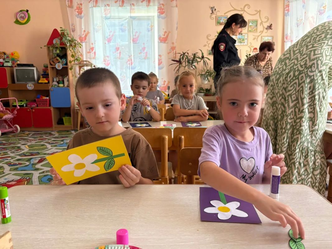 В преддверии Дня семьи, любви и верности сотрудники полиции совместно с председателем Общественного совета при МО МВД России "Новоузенский" организовали для воспитанников детского сада №4 «Дружба» увлекательное мероприятие... В преддверии Дня семьи, любви и верности сотрудники полиции совместно с председателем Общественного совета при МО МВД России "Новоузенский" организовали для воспитанников детского сада №4 «Дружба» увлекательное мероприятие...