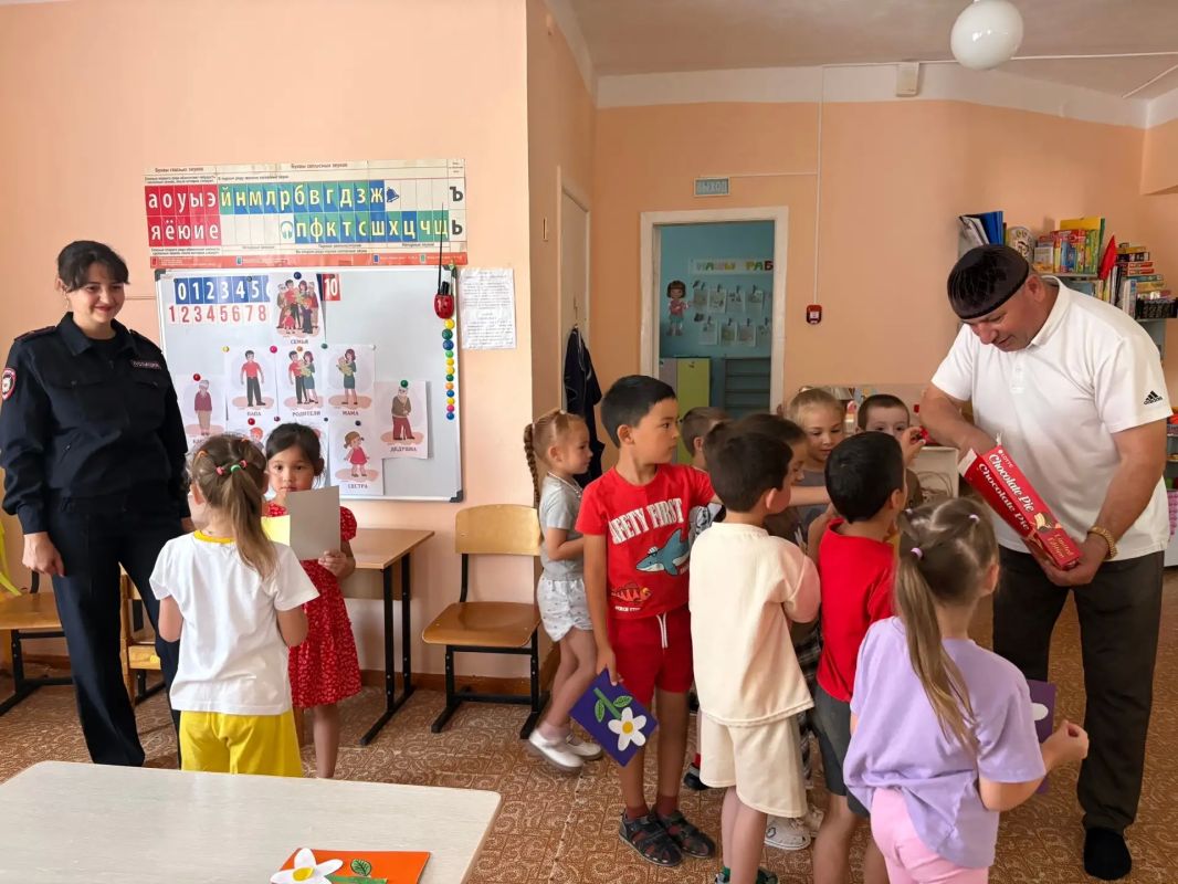В преддверии Дня семьи, любви и верности сотрудники полиции совместно с председателем Общественного совета при МО МВД России "Новоузенский" организовали для воспитанников детского сада №4 «Дружба» увлекательное мероприятие... В преддверии Дня семьи, любви и верности сотрудники полиции совместно с председателем Общественного совета при МО МВД России "Новоузенский" организовали для воспитанников детского сада №4 «Дружба» увлекательное мероприятие...