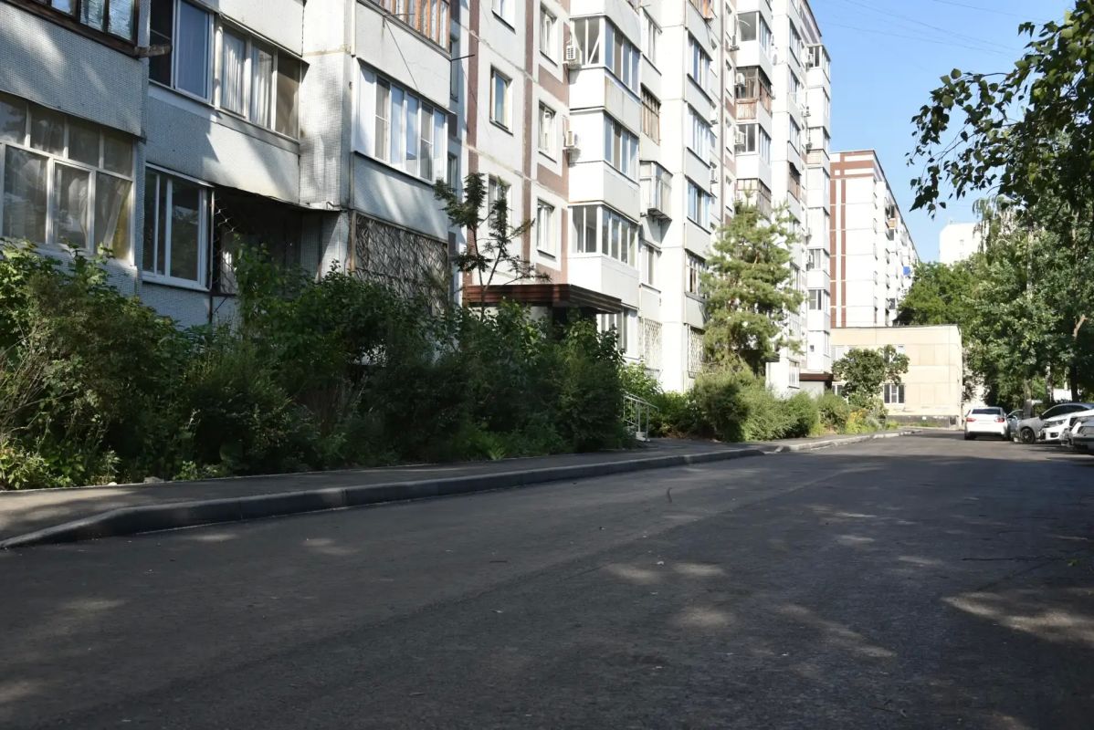 На улице Братьев Захаровых завершены работы по ремонту дворовой территории На улице Братьев Захаровых завершены работы по ремонту дворовой территории