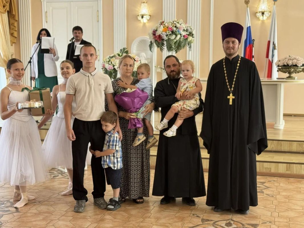 В День семьи, любви и верности поздравил с праздником семьи, чей семейный союз длится уже много лет во взаимной любви и уважении В День семьи, любви и верности поздравил с праздником семьи, чей семейный союз длится уже много лет во взаимной любви и уважении