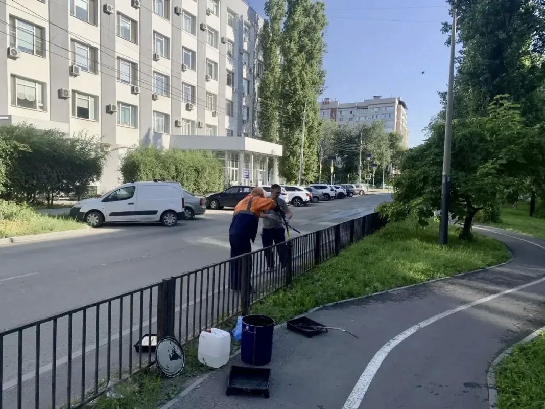 Уборка города. Коммунальные службы осуществляют уборку дорог и тротуаров, мойку и ремонт остановочных павильонов, уход за зелеными зонами, подбор мусора, а также ремонт дорожных знаков и ограждений Уборка города. Коммунальные службы осуществляют уборку дорог и тротуаров, мойку и ремонт остановочных павильонов, уход за зелеными зонами, подбор мусора, а также ремонт дорожных знаков и ограждений