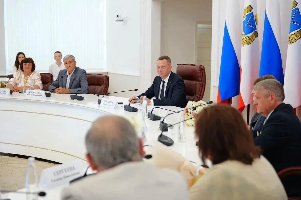Супружеские пары со "стажем" более 25 лет наградил Роман Бусаргин Супружеские пары со "стажем" более 25 лет наградил Роман Бусаргин